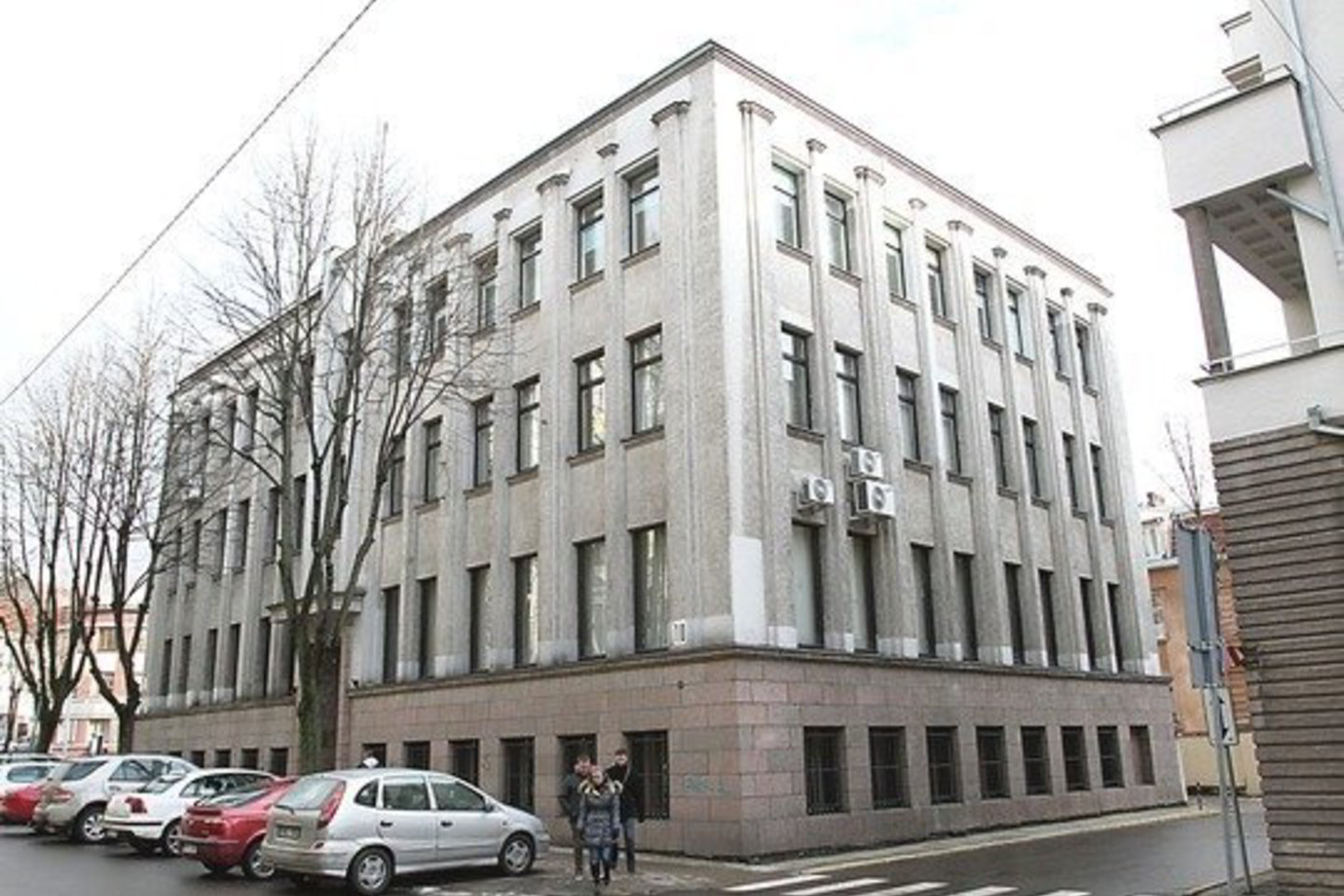 Vietoj apskrities tarnautojų dabar pastate šeimininkauja ir medžiotojai.
