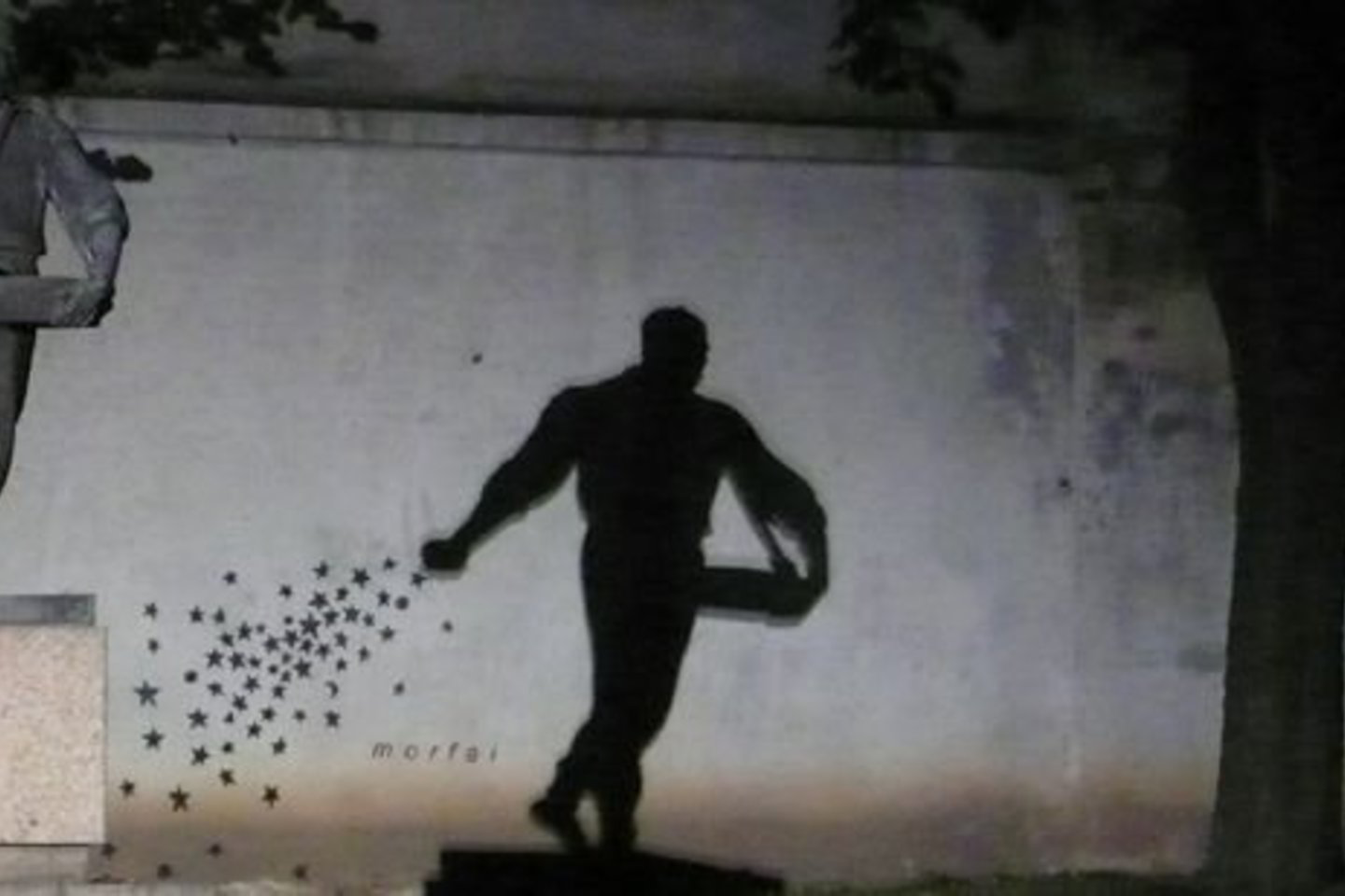 Morfai darbas "Seeder" kompozicijoje su skulptūra “Knygnešys”, Kaunas.