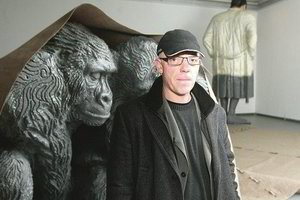 Savitas skulptorius nurovė meno centro stogą