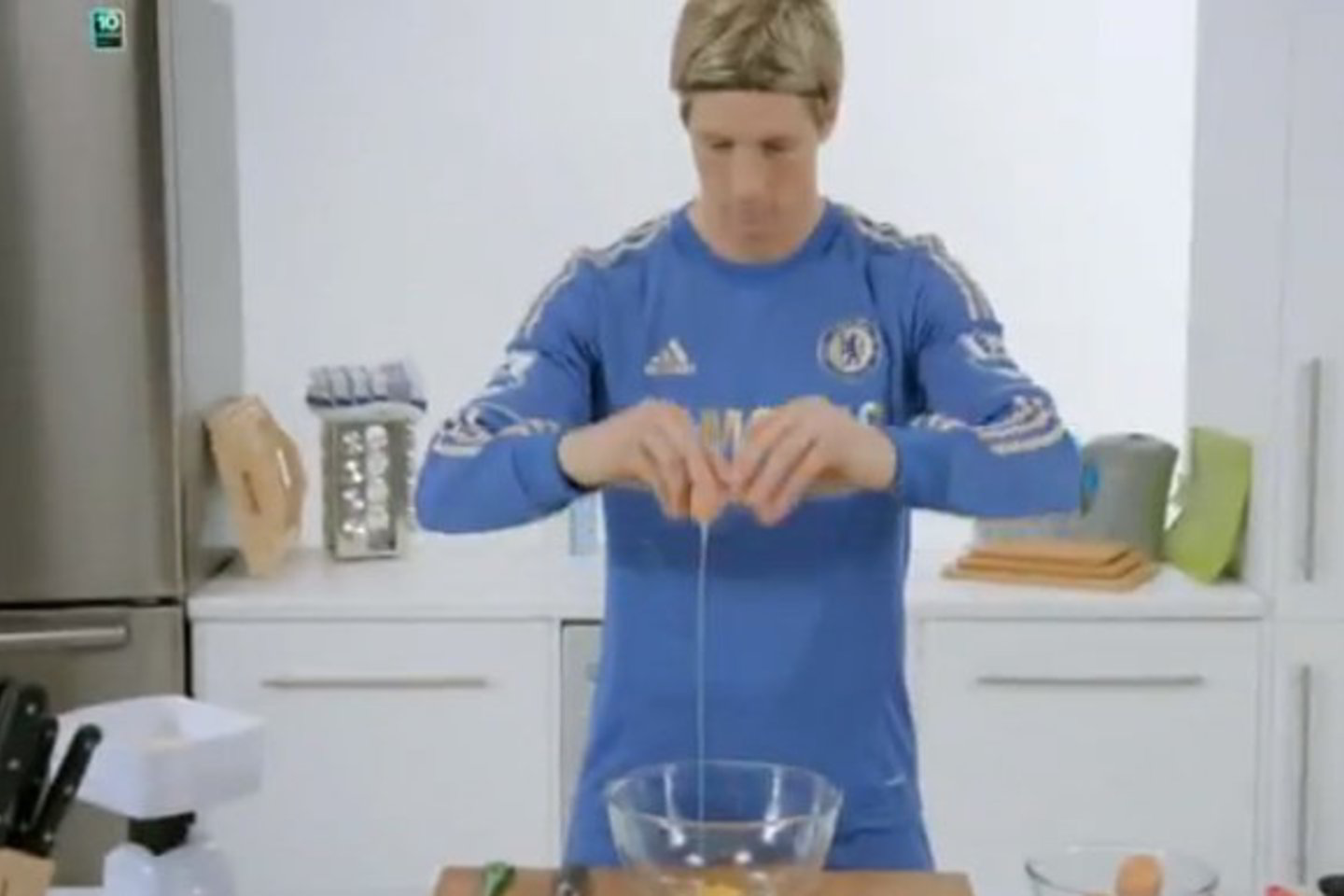 Šmaikščioje komandos rėmėjo „Samsung“ reklamoje 28 metų ispanas iškepė apetitą žadinančių pyragėlių.