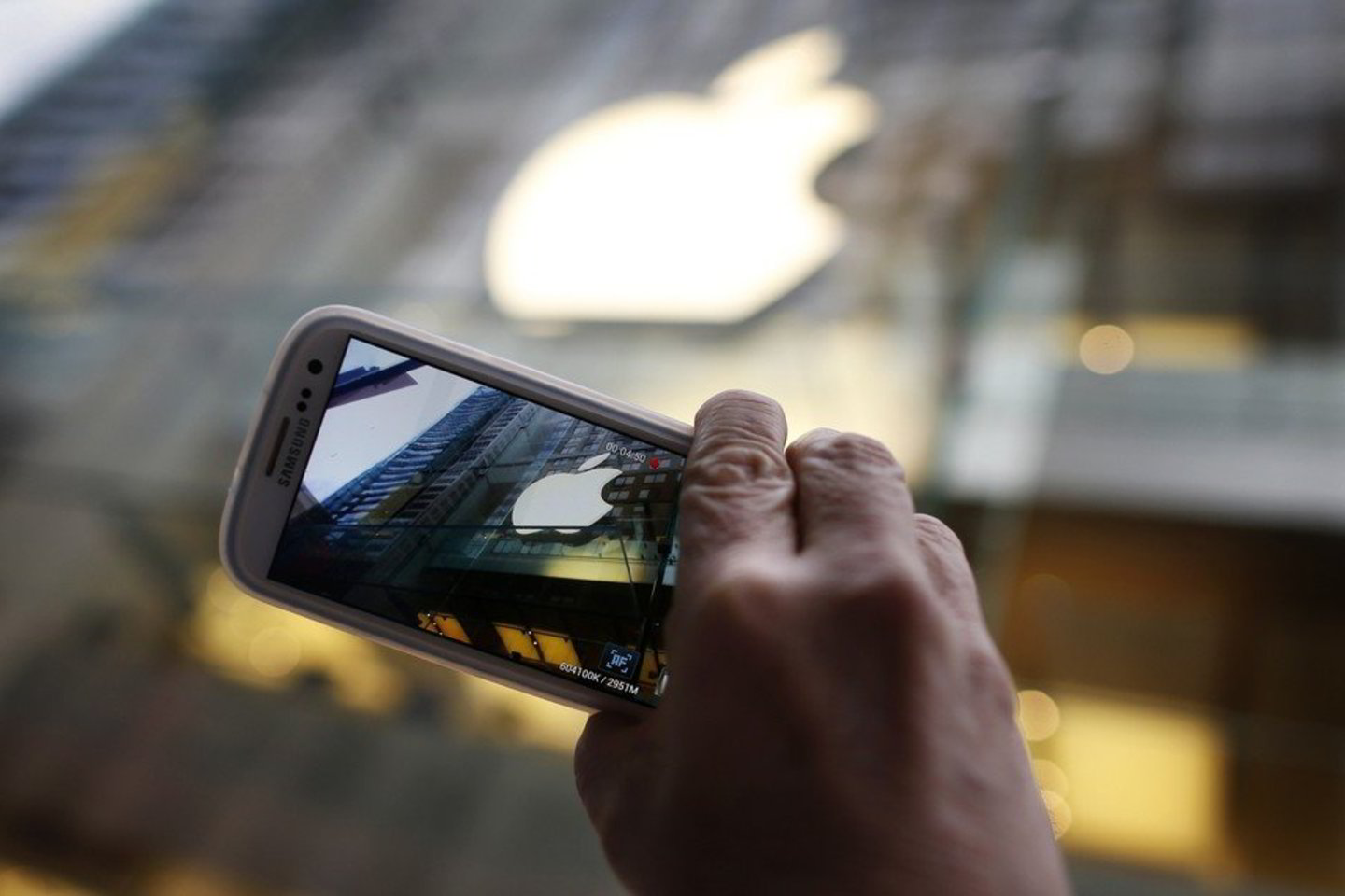 Išmaniųjų telefonų pardavimų sektorius, kuriame dominuoja Samsung“ ir „Apple“, toliau auga.