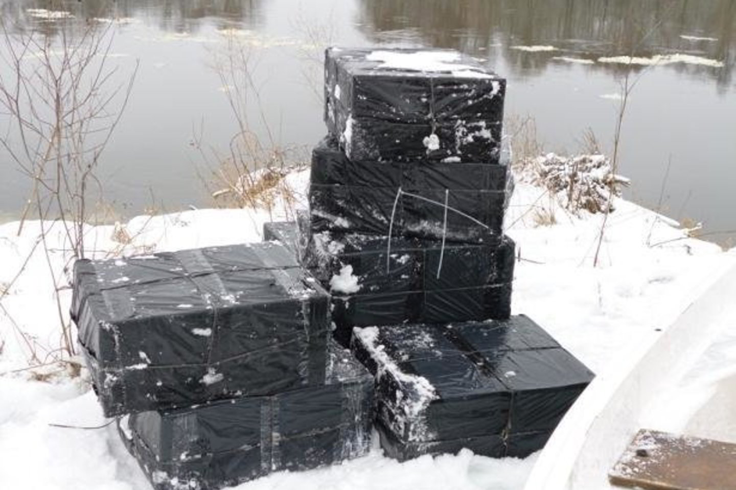 Tokių atvejų, kai Nemuno aukštupyje iš Baltarusijos į Lietuvą bandoma plukdyti kontrabandinius rūkalus, pasieniečiai išaiškina nuolat.
