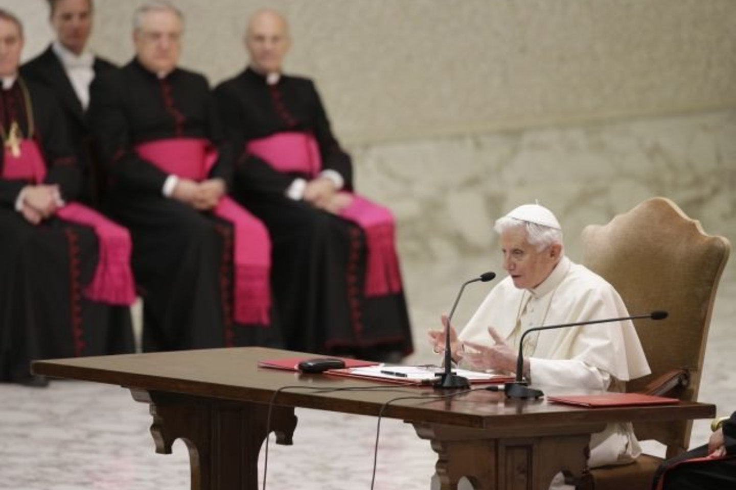 Benediktas XVI yra tik antras per dviejų tūkstančių metų Bažnyčios istoriją savo laisva valia atsistatydinęs popiežius ir pirmasis tai padaręs per pastaruosius 700 metų.
