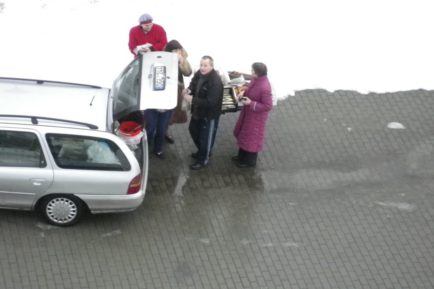 Prekyba žuvimi vaikų darželio kieme.
