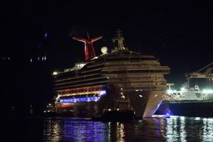 Nevaldomas kruizinis laineris atitemptas į uostą Alabamoje