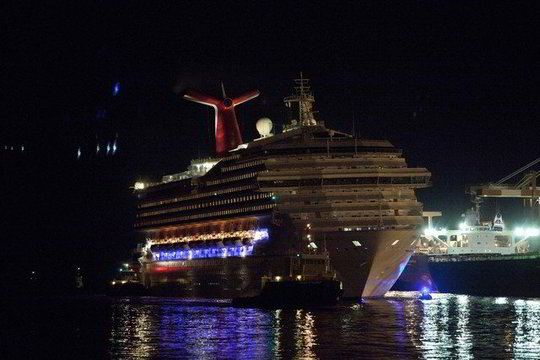 Nevaldomas kruizinis laineris atitemptas į uostą Alabamoje