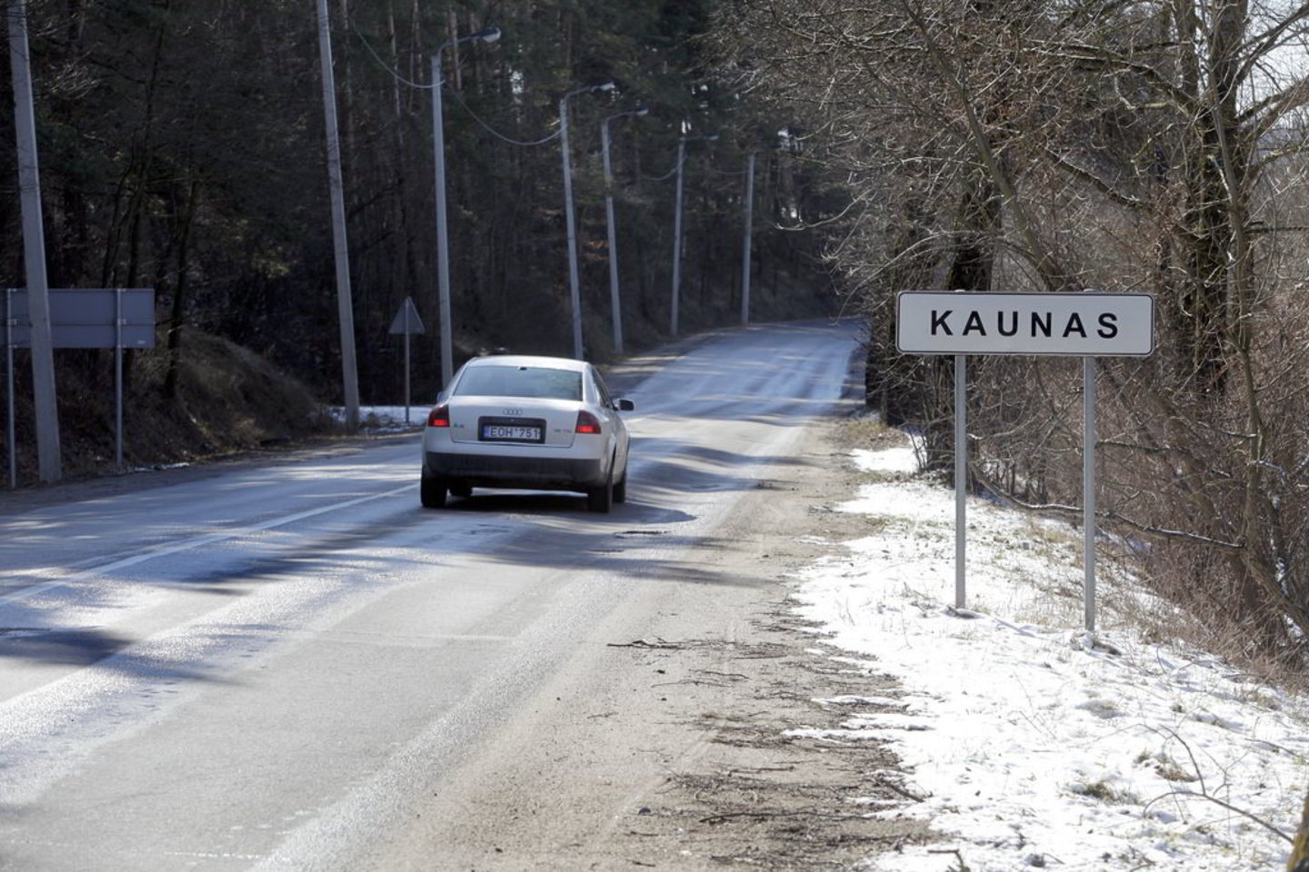 Magistralinių ir krašto kelių dangos sausos arba drėgnos. Rajoninių kelių dangos padengtos prispausto sniego sluoksniu, vietomis provėžotos, slidžios.