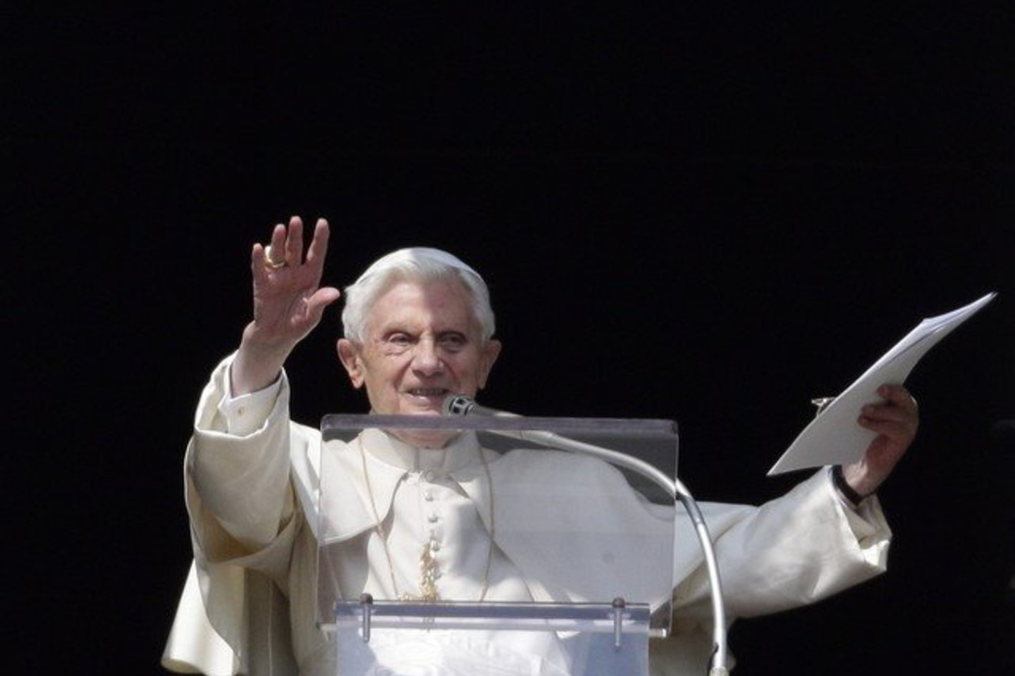 Benediktas XVI sekmadienį, po savo, kaip popiežiaus, priešpaskutinės „Viešpaties angelo“ maldos, paragino Katalikų Bažnyčią ir tikinčiuosius „atsinaujinti“ ir „iš naujo sufokusuoti dėmesį į Dievą atsisakant puikybės ir egoizmo“.