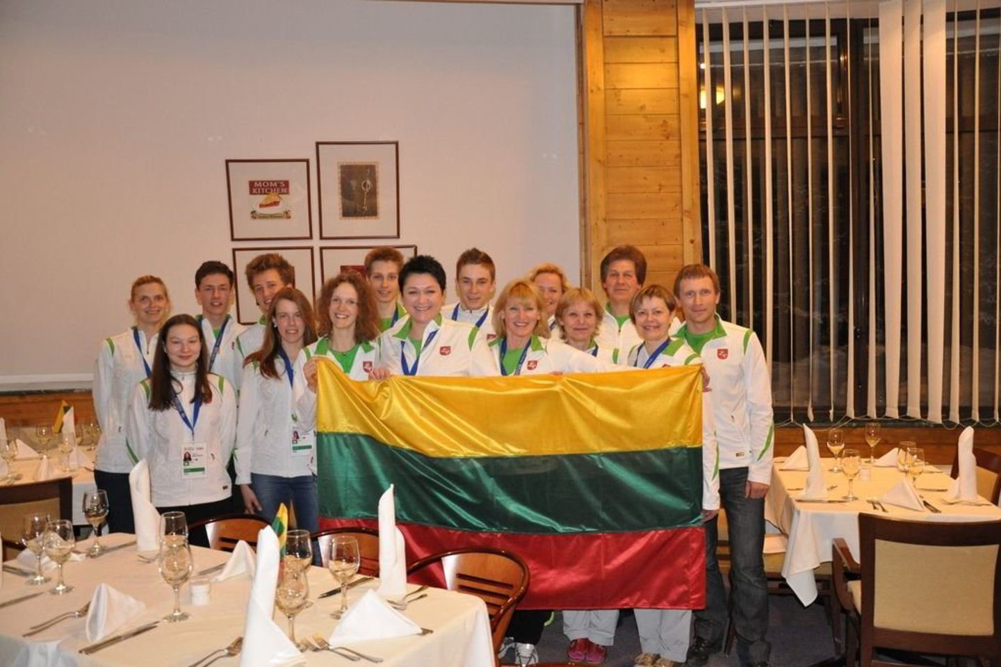 Vasario 16-ąją Lietuvos delegacija susirinko viešbučio, kuriame gyvena salėje, ir paminėjo Lietuvos valstybės atkūrimo dieną.