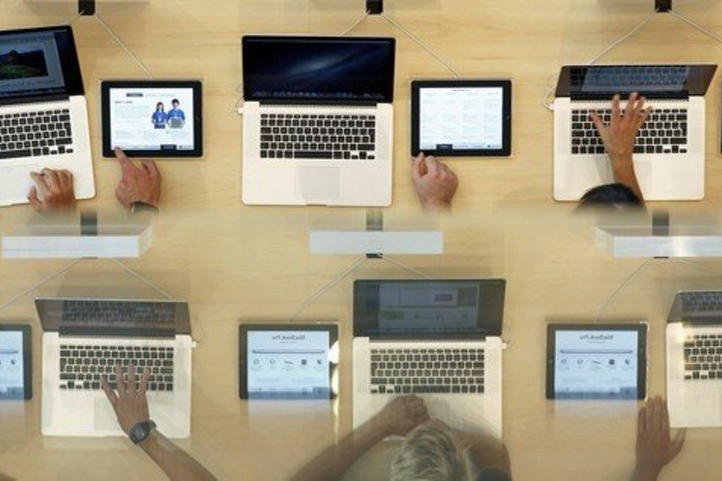„Apple“ yra tik vienas iš kibernetinių atakų taikinių. Pastaruoju metu kibernetiniai įsilaužėliai puldinėjo tokias kompanijas kaip „New York Times“, „Wall Street Journal“, „Facebook“ ir „Twitter“.<br>Reuters