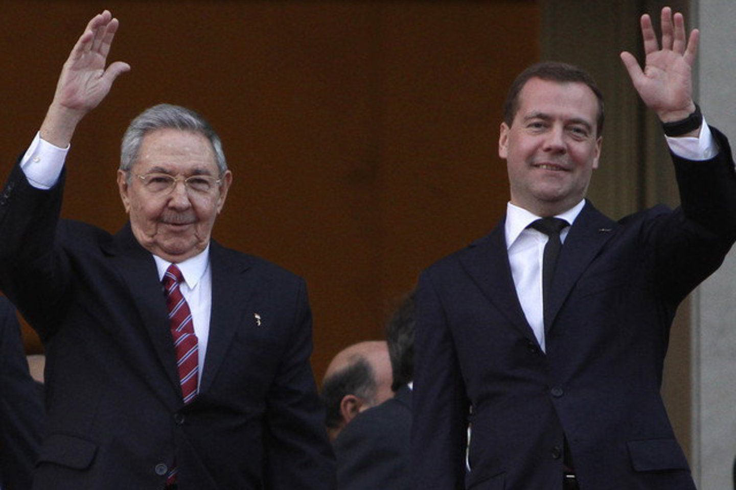 Kuboje viešintis Rusijos premjeras D. Medvedevas (dešinėje) R. Castro atvežė gerų žinių.<br>AP