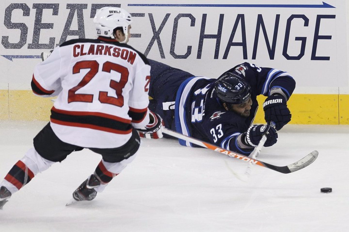 „New Jersey Devils“ (šviesi apranga) 1:3 pralaimėjo „Vinnipeg Jets“ komandai.