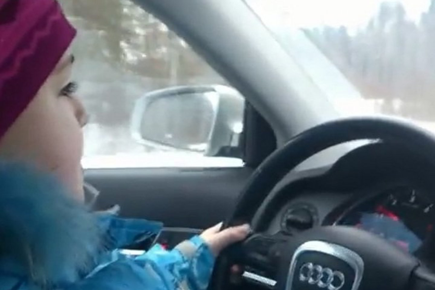 Nepaisant greičio ir apsnigto kelio, nei tėvai, nei jų „Audi A6“ vairuojanti aštuonmetė dukra nesegi saugos diržų.