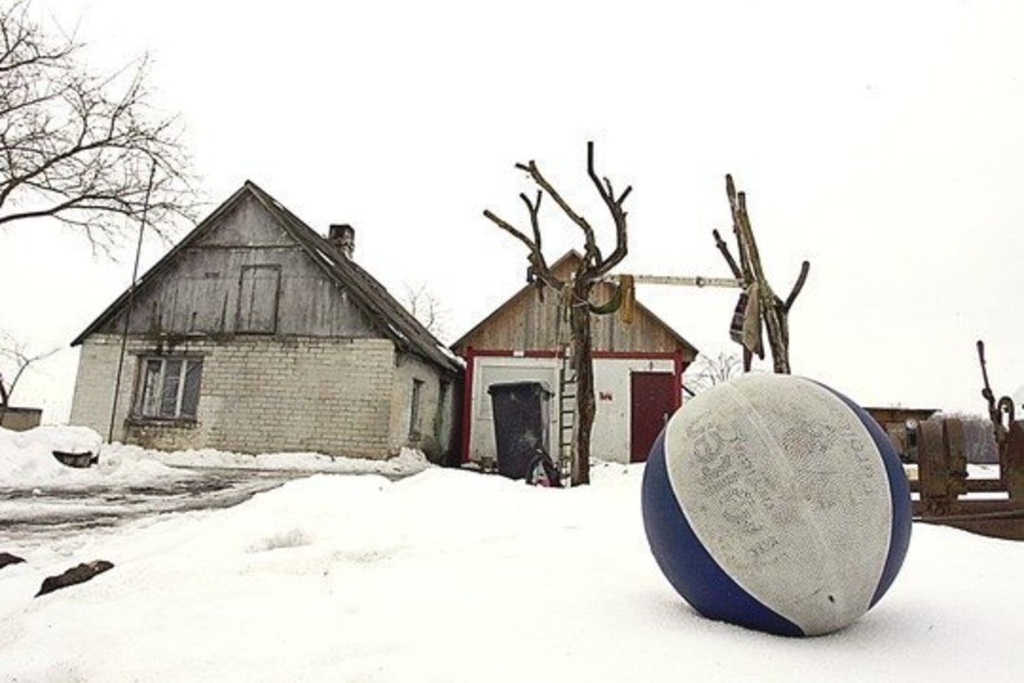 Teisėsauga uždraudė tėvui artintis prie namo, kuriame gyvena jo vaikai.