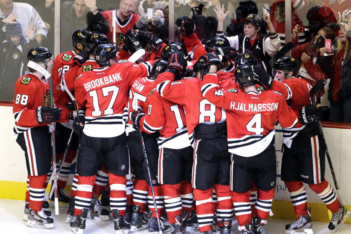 Absoliuti lygos lyderė „Chicago Blackhawks“ (raudona apranga) komanda namuose po pratęsimo 4:3 įveikė absoliučius lygos autsaiderius „Columbus Blue Jackets“.