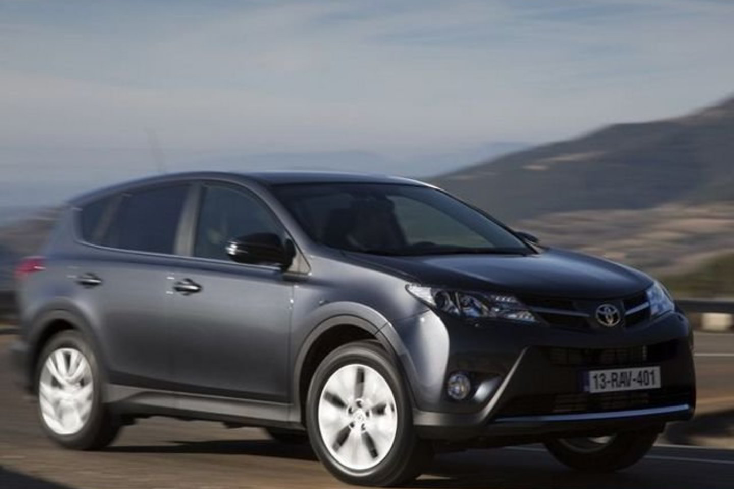 Ketvirtos kartos "Toyota RAV4" tapo aštresnio įvaizdžio automobiliu tiek viduje, tiek išorėje.