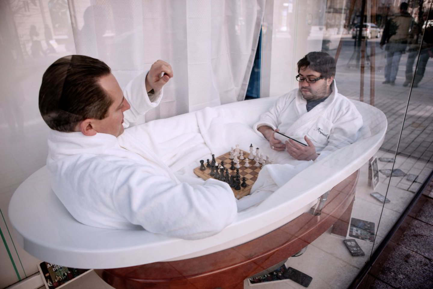 Bohemiečiai R. Karpis ir T. Girininkas parduotuvės vitrinoje žaidė šachmatais.