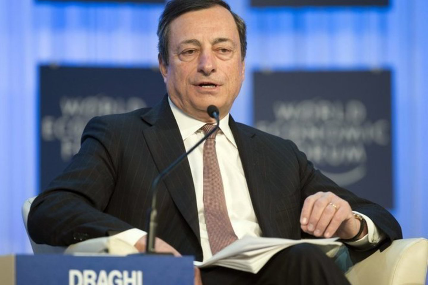 M. Draghis pažymėjo, jog artimiausiu metu ekonomika atrodys silpnai, tačiau vidutinio termino perspektyva yra kur kas šviesesnė, todėl realu tikėtis laipsniško euro zonos ūkio atsigavimo.<br>„Reuters”