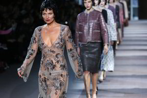 Paryžiaus mados savaitę užbaigė dramatiška „Louis Vuitton” moters istorija