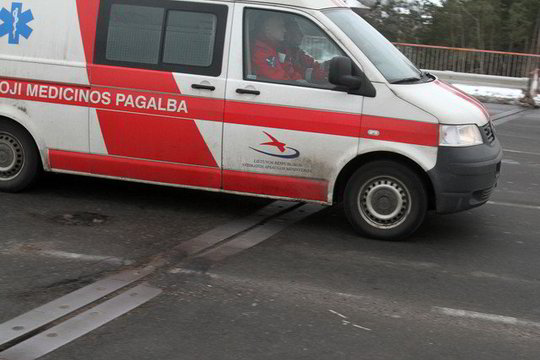 Policija ieško žmogų ant užšalusio tvenkinio partrenkusio automobilio