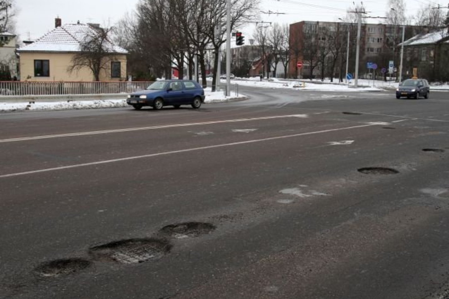 Kaune vairuotojai kasdien laužo savo mašinas važinėdami per duobes.