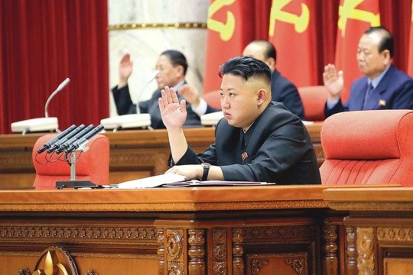Ekspertai spėja, kad ugningos kalbos ir branduoliniai bandymai tėra Kim Jong-uno noras įrodyti savo stiprybę.