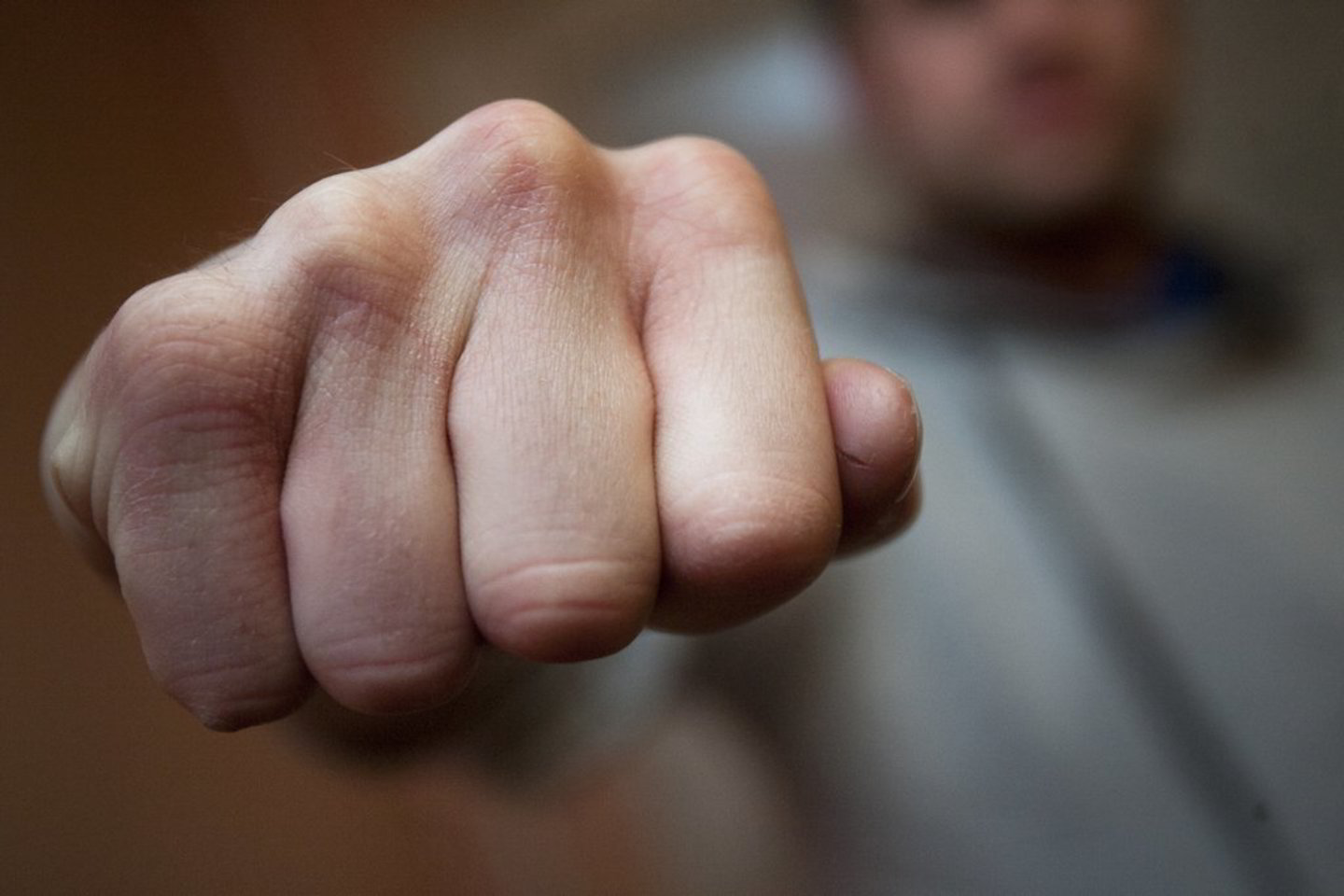 Užpuolimo metu šoką patyrusi moteris nebeatmena, ar ją mušęs vyras ko nors reikalavo.