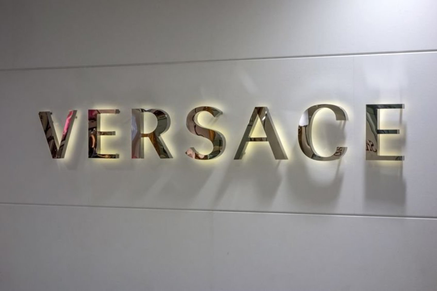 Italijos mados namai „Versace“ svarsto galimybę parduoti dalį akcijų investuotojams ir už gautas lėšas išplėsti verslą Azijoje.