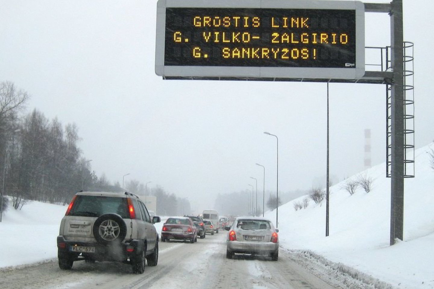 Penktadienį nuo pat ryto Vilniuje 13 švieslenčių vilniečius uoliai informavo, kad visame mieste spūstys. Tačiau tokia informacija – visiškai bevertė.
