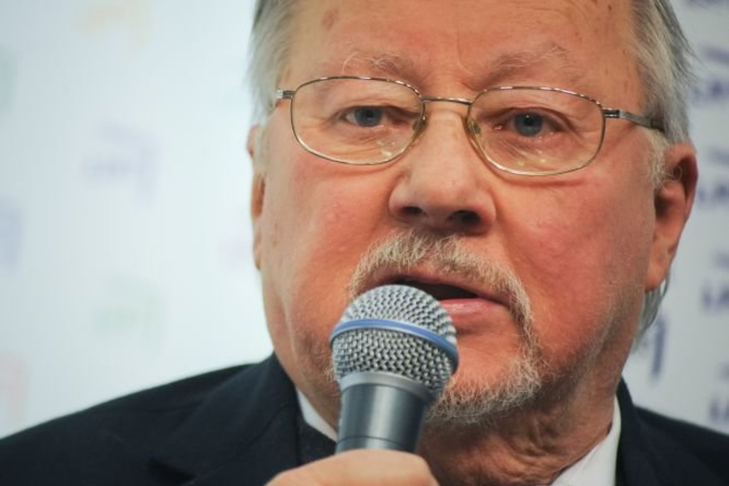 „Lietuvos padėtis trapi, o visuomenė suskaldyta. Tai lėmė mano sprendimą grįžti į Lietuvos politiką“, - tikina V. Landsbergis.