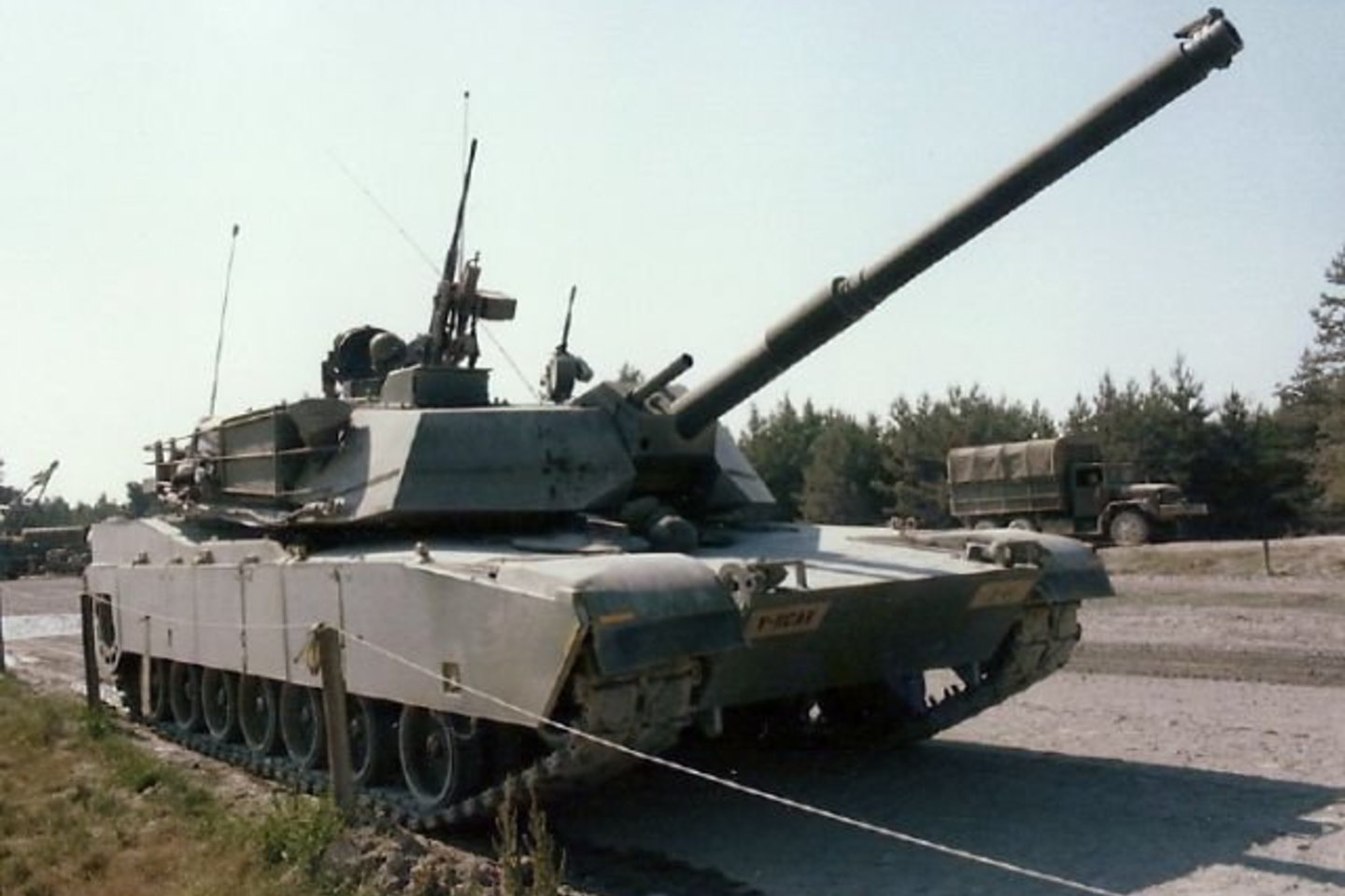 Paskutiniai 22 pagrindiniai kovos tankai „M-1 Abrams“ į JAV buvo išgabenti tuo metu, kai baigiama išformuoti dvi Vokietijoje dislokuotas sunkiųjų tankų brigadas.
