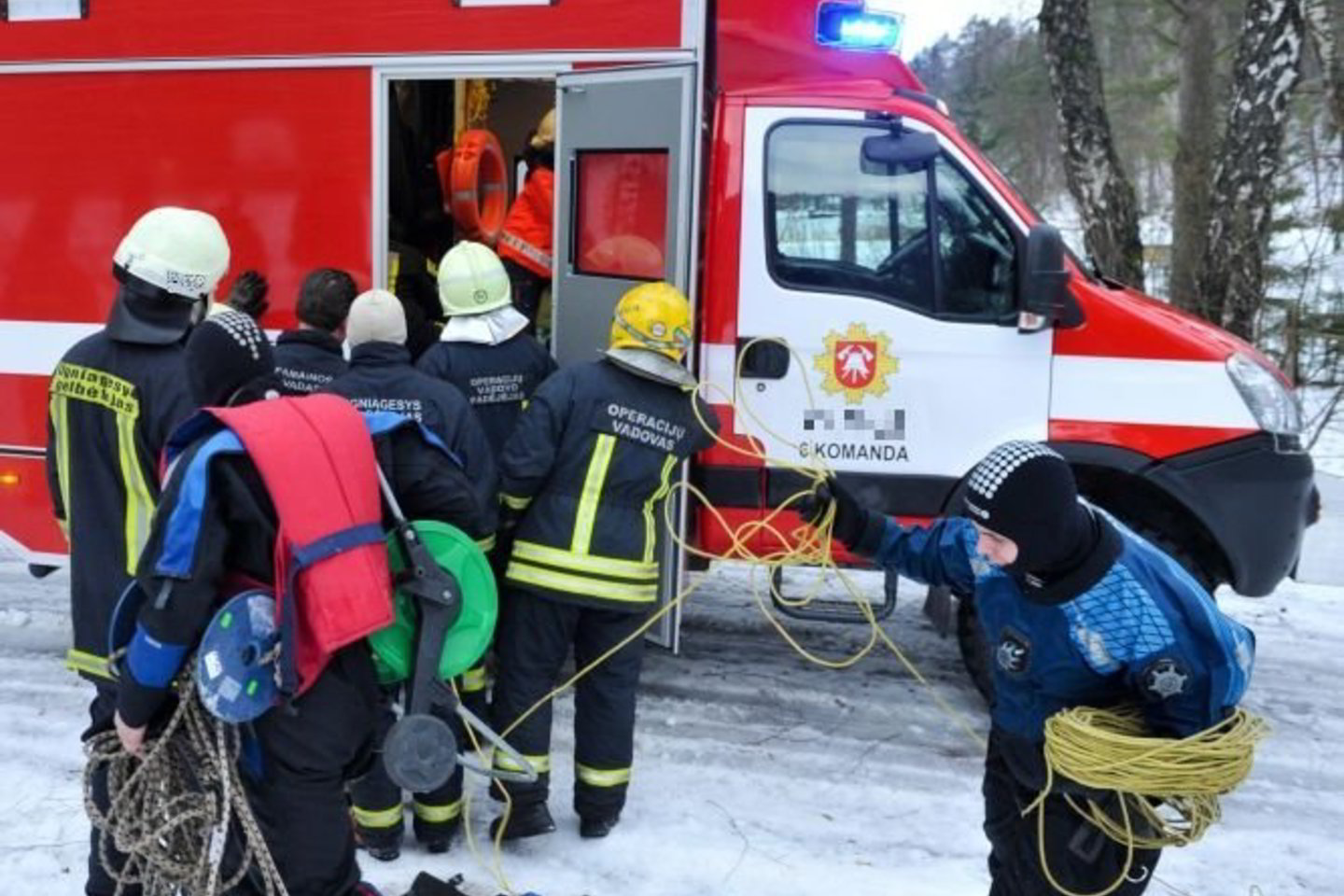 Traukti vaikus iš ledinio vandens išskubėjo ugniagesių-gelbėtojų komanda.