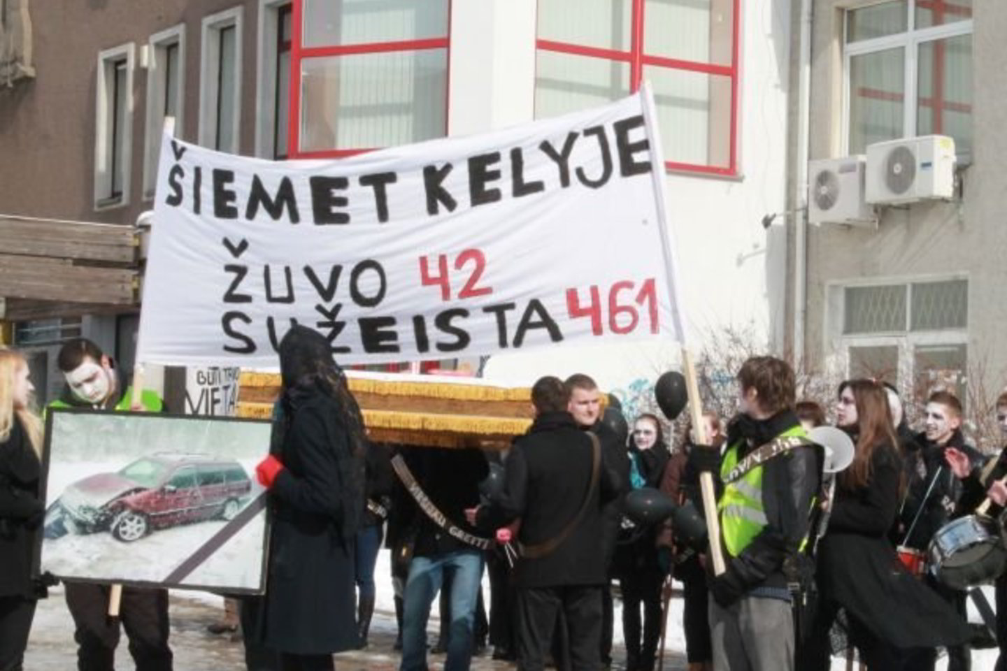 Steudentai parodė, kad karas keliuose dar nesibaigė.