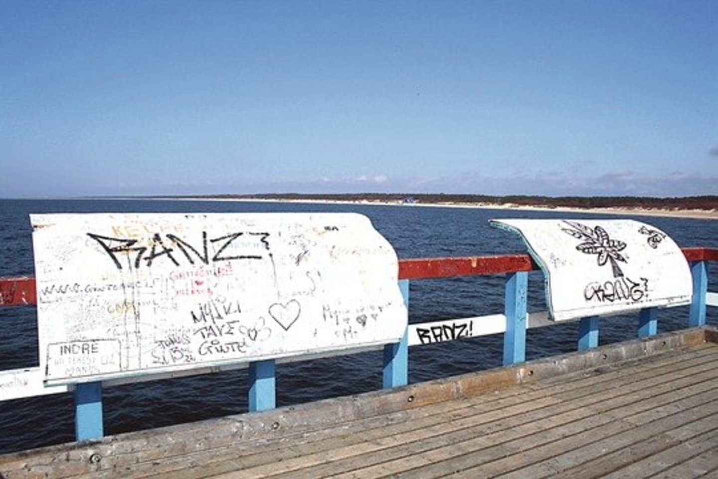 Vasarį ant Palangos jūros tilto pakabintos lentos seniai išmargintos užrašais.<br>E. Kazlaučiūnaitė