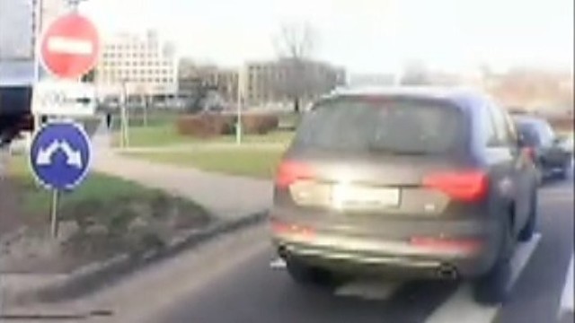 Žiūrovas užfiksavo pavojingus, avariją sukelti galėjusius „Audi“ manevrus