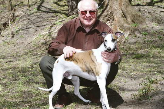 Kolekcininkui H. Kebeikiui liūdesį išsklaido anūkės šuo