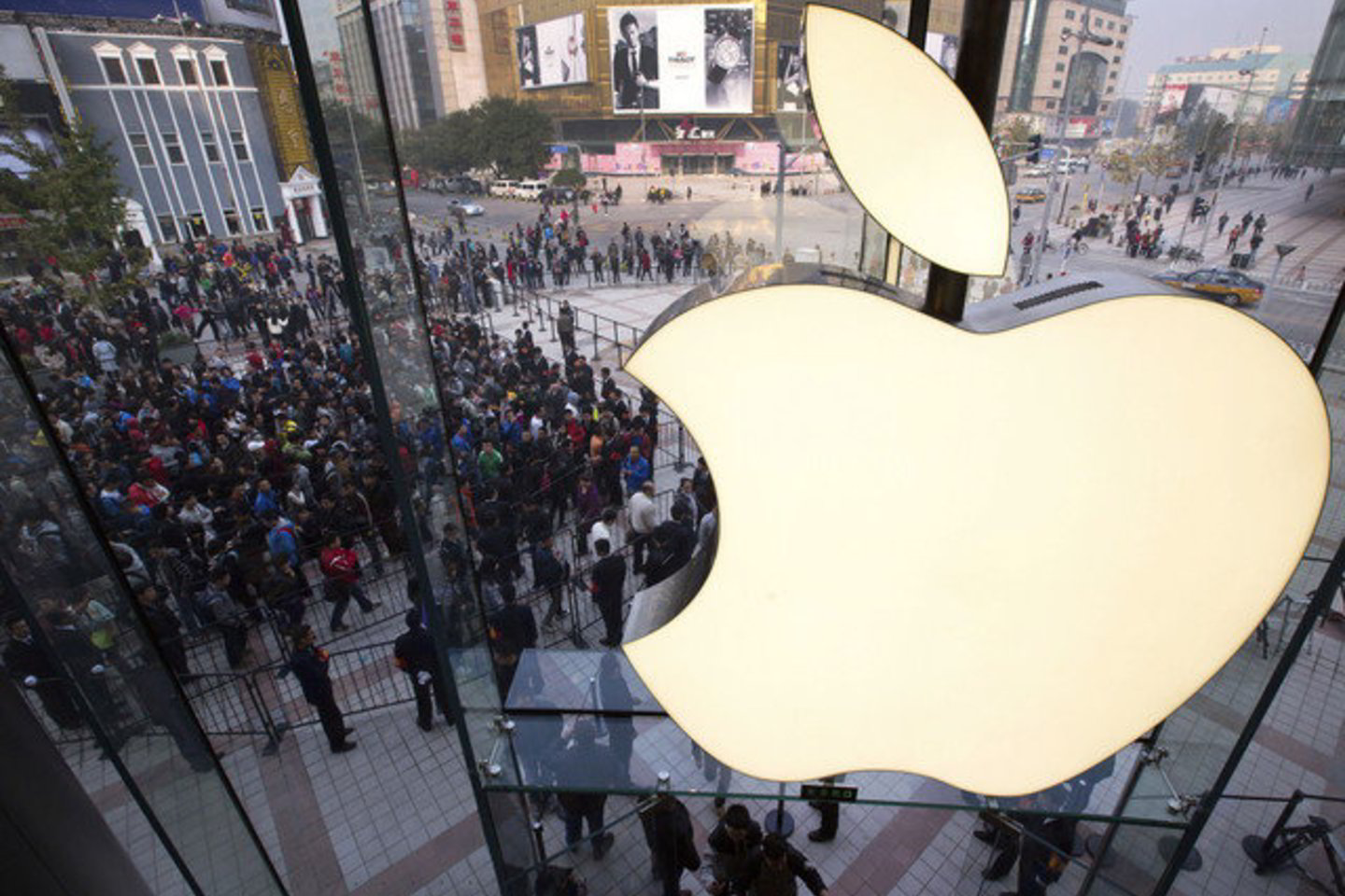 2012 metais „Apple“ ikimokestinis pelnas siekė 55,7 mlrd. JAV dolerių, todėl įmonės pelno mokesčiai per metus siekė 14 mlrd. JAV dolerių.