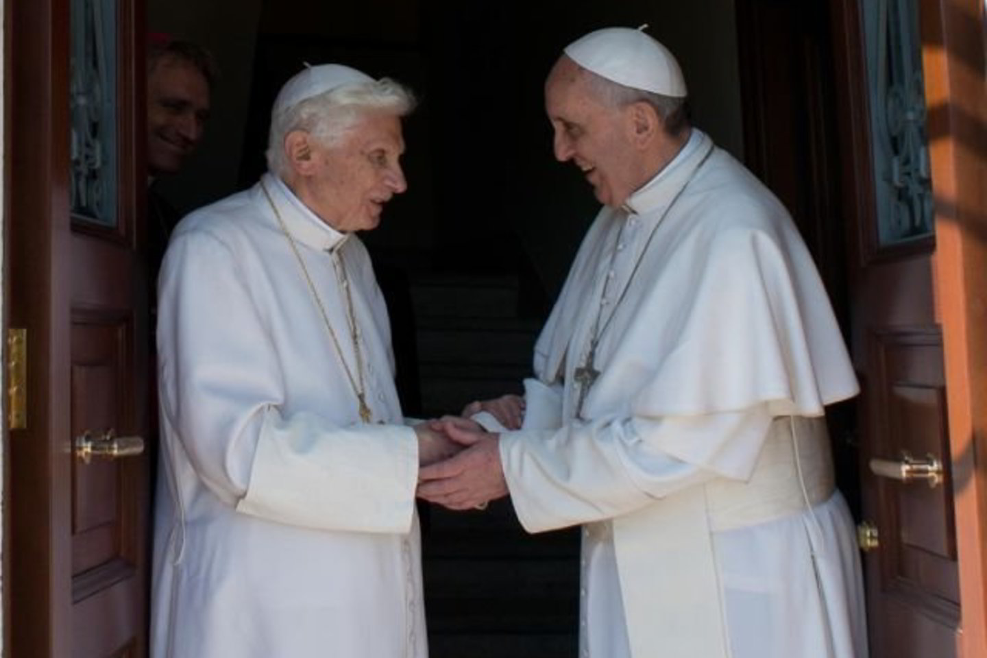 Popiežius Pranciškus sutiko Benediktą XVI prie buvusio vienuolyno durų. Čia bus Benedikto namai. Abu popiežiai po to nuėjo pasimelsti.