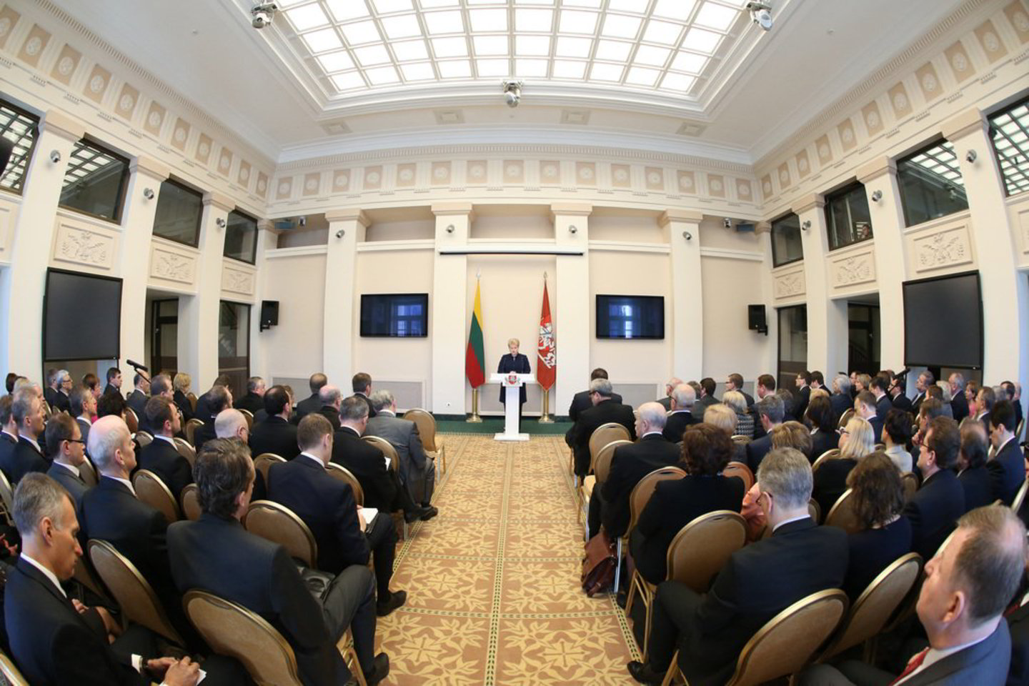 Prezidentė Dalia Grybauskaitė susitiko su užsienio šalyje reziduojančiais Lietuvos ambasadoriais.