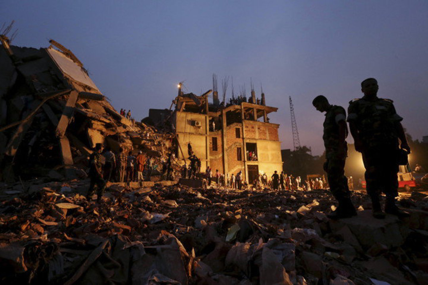 Penktadienį didžiausios pramonės katastrofos Bangladeše aukų skaičius išaugo iki 501.