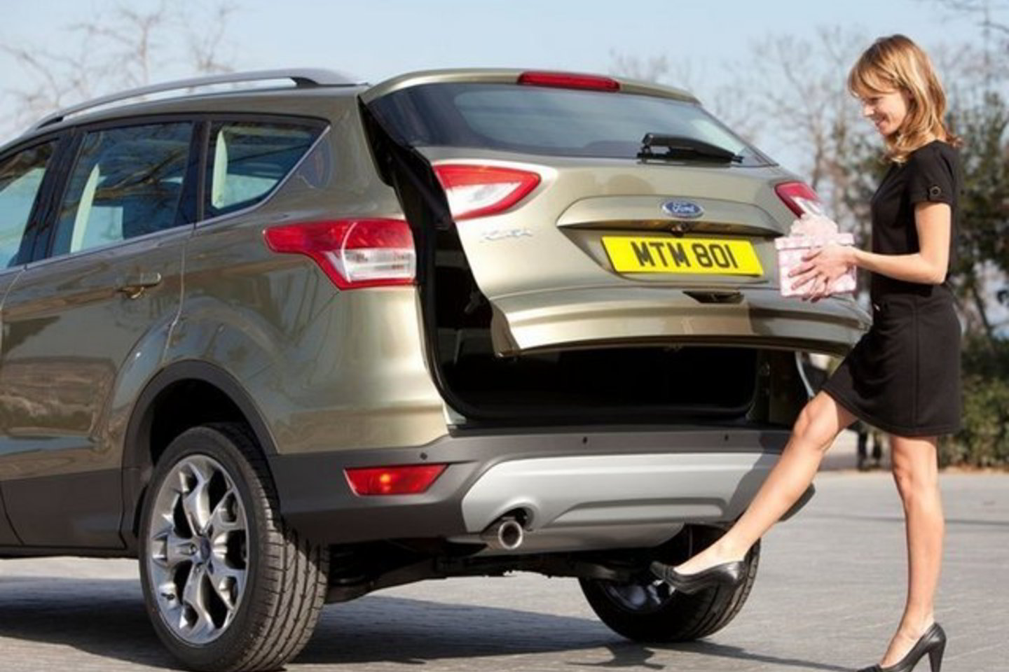 Galiniame buferyje esančių judesio daviklių pagalba naujo "Ford Kuga" bagažinę galima atidaryti kojos judesiu - tai labai patogu, kai abi rankos užimtos.