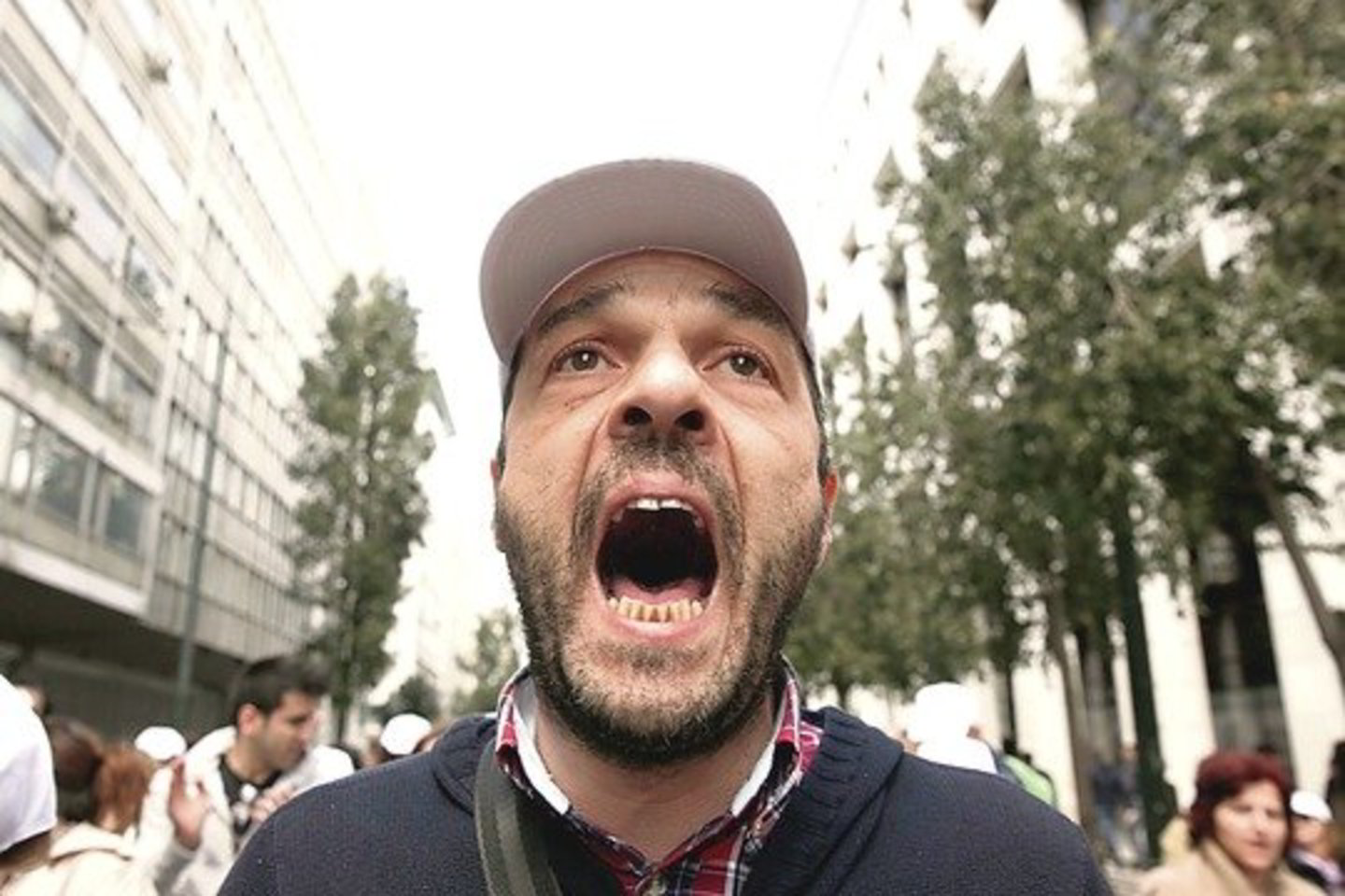 Neonacių partijos „Auksinė aušra” aktyvistai gąsdina Graikijoje gyvenančius ir dirbančius užsieniečius.