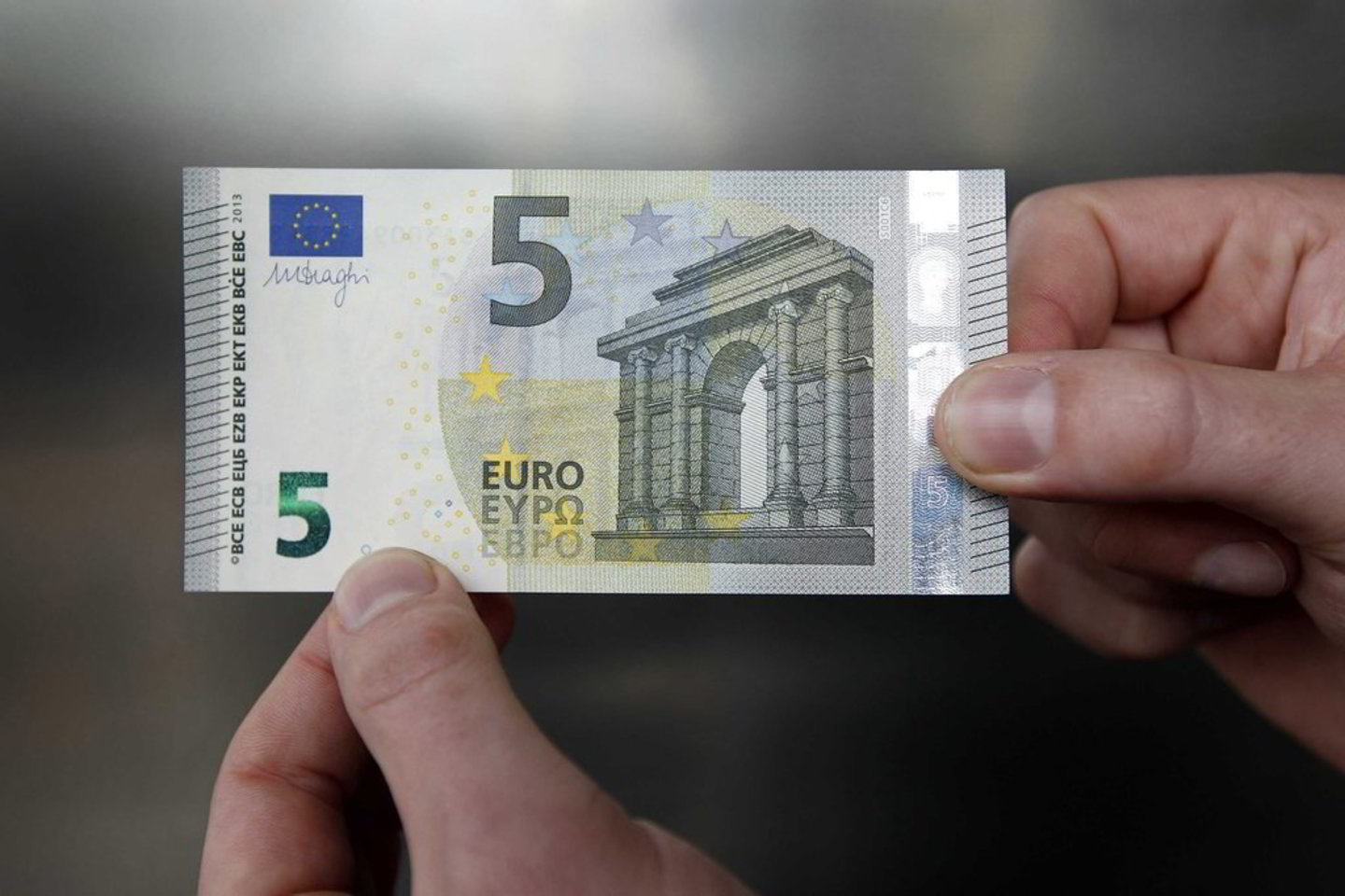 Smaragdo žalsvumo skaičius „5“ pakeitus žiūrėjimo kampą keičia spalvą į mėlyną.