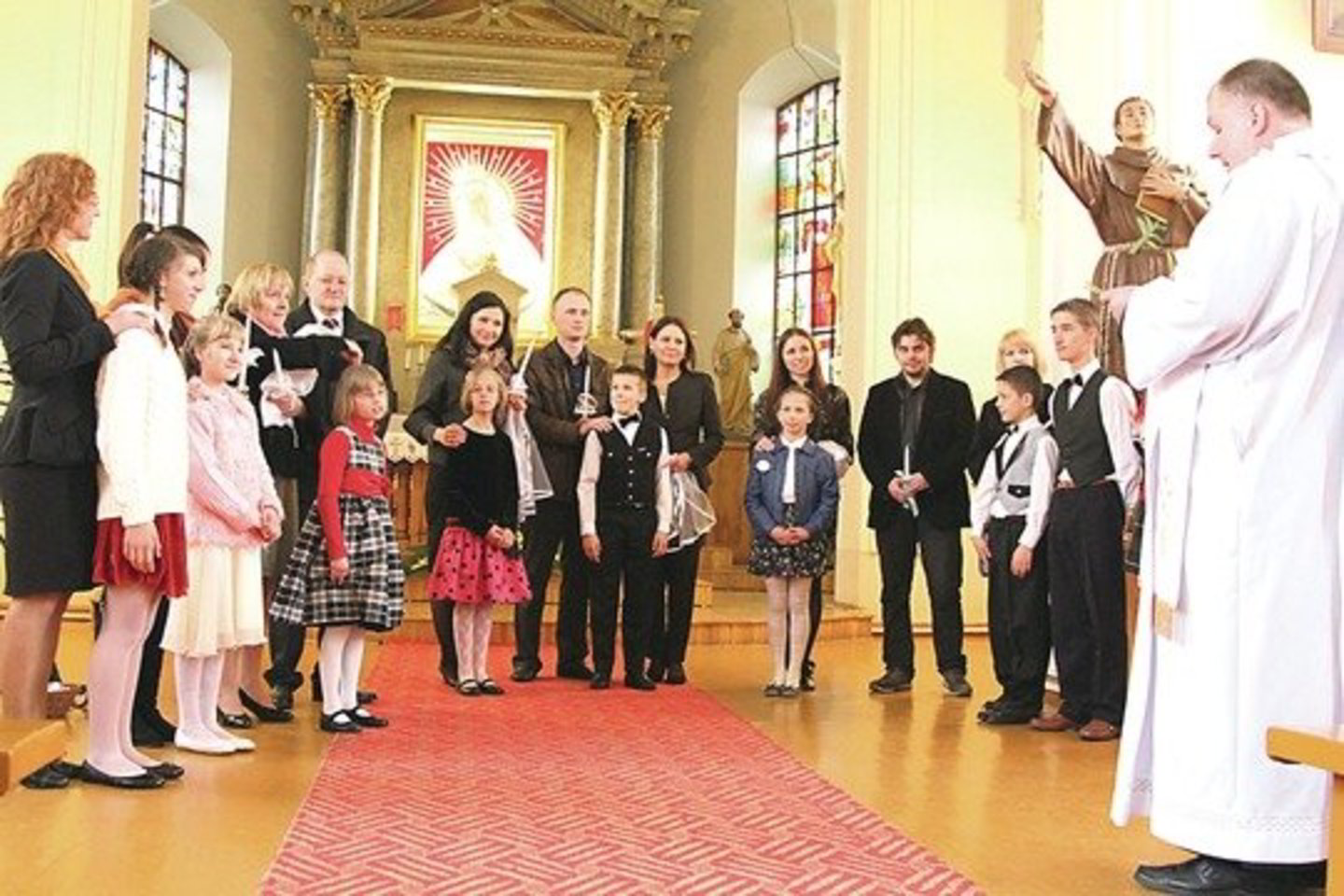 Šventė prasidėjo globos namų auklėtinių krikštynomis bažnyčioje.