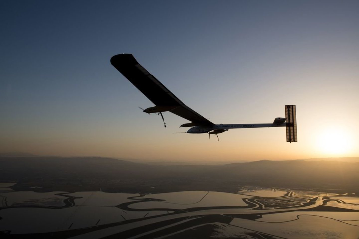 „Solar Impulse“ ir dieną, ir naktį gali skristi varomas vien tik saulės energijos.