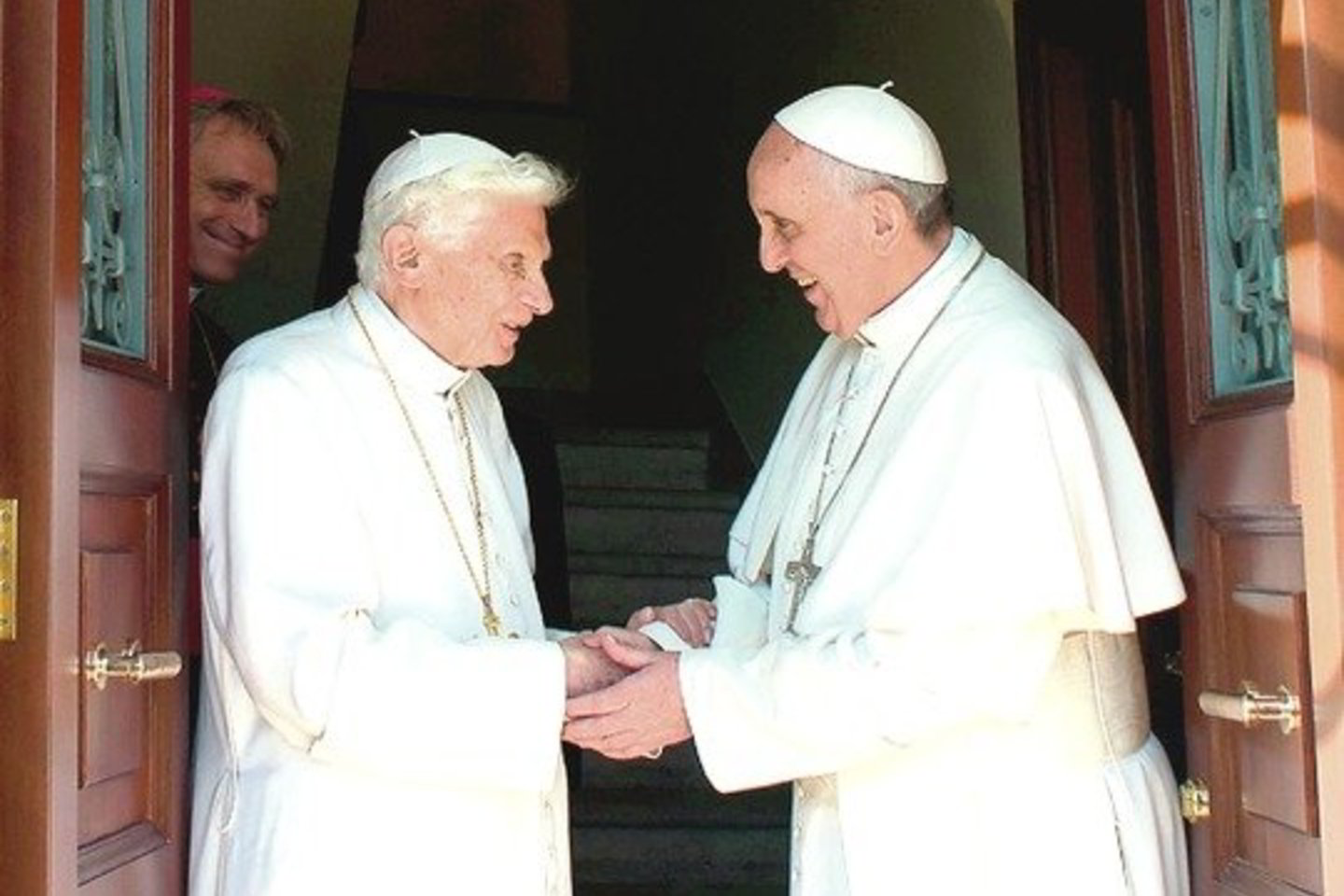 Popiežių emeritą Benediktą XVI (kairėje) „jo tikruosiuose namuose”, Vatikane esančiame Bažnyčios Motinos vienuolyne, šiltai priėmė popiežius Pranciškus.