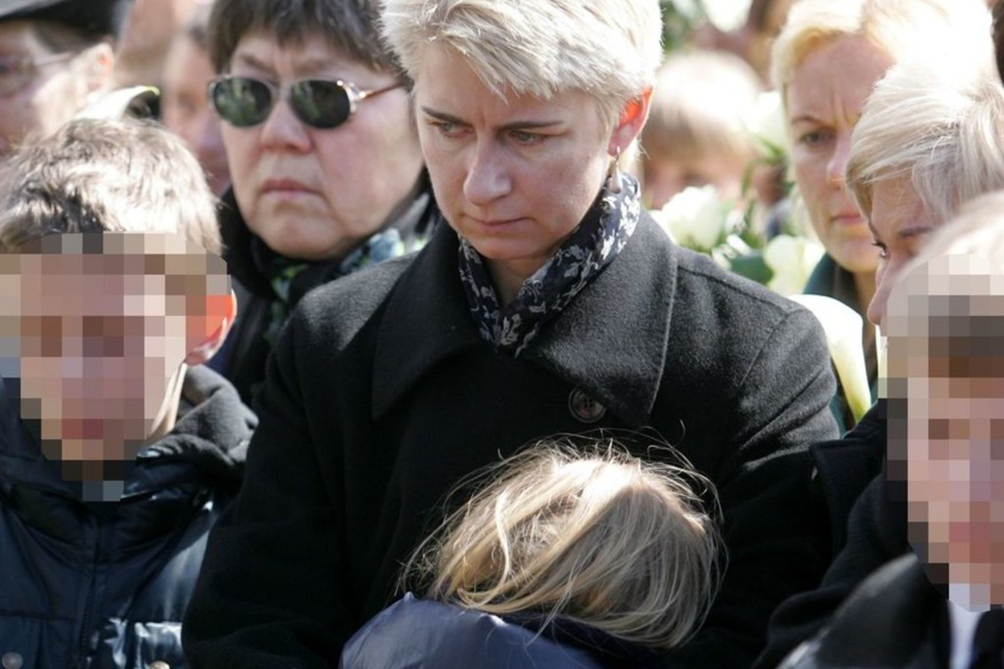 N. Venckienė su savo sūnumi ir dukterėčia per brolio D. Kedžio laidotuves 2010 metais.