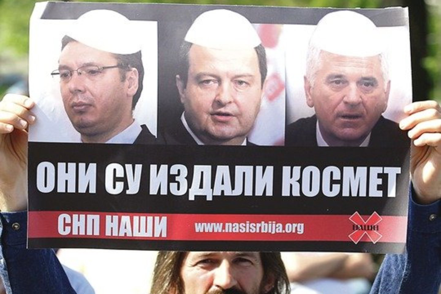 Kai kurie serbai vis dar įsitikinę, kad (iš kairės plakate) A.Vučičius, O.Dačičius ir T.Nikoličius išdavė Kosovą ir Serbiją.