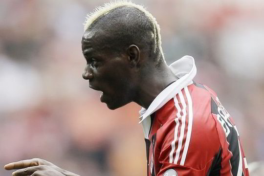 M. Balotelli per treniruotę taikėsi ne į vartus, o į golfo automobilį (video)