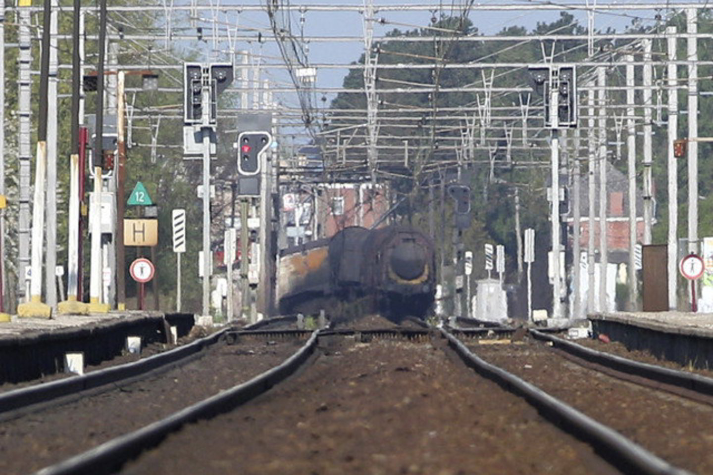 Nuo bėgių nulėkė 13 traukinio vagonų, o du iš jų nuvirto ant šono.